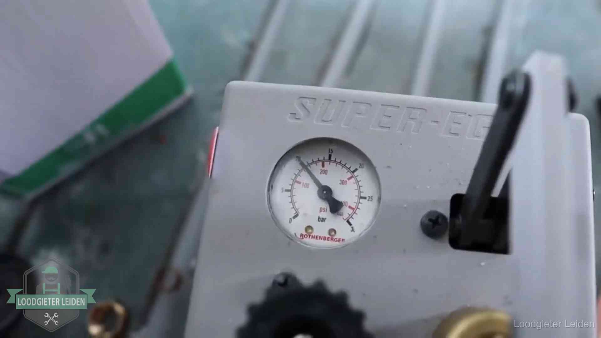 Verzekerd en aansprakelijk in Leiden Manometer van een afperspomp bij controle van nieuw leidingwerk in Leiden