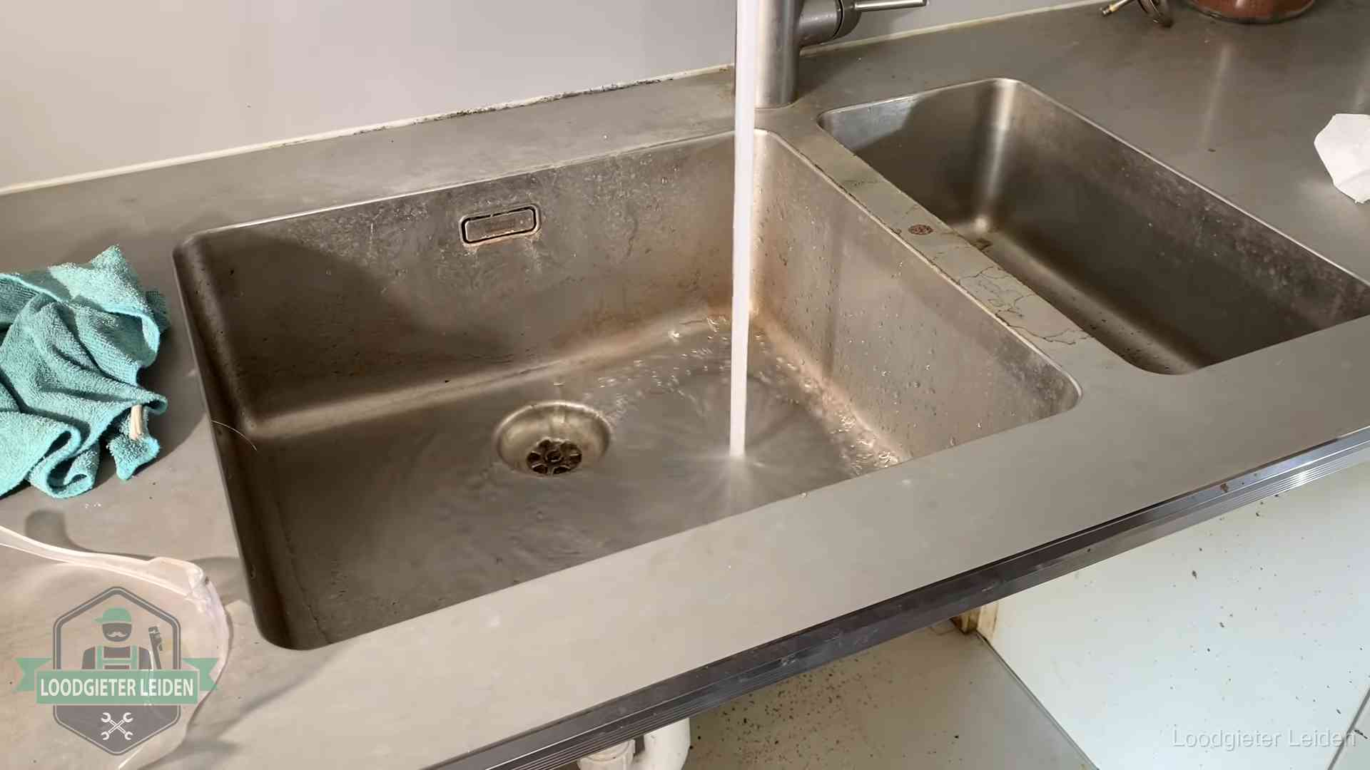 Vastlopende afvoer herkennen in Leiden Doorstroomtest van de afvoer bij een gootsteen in Leiden