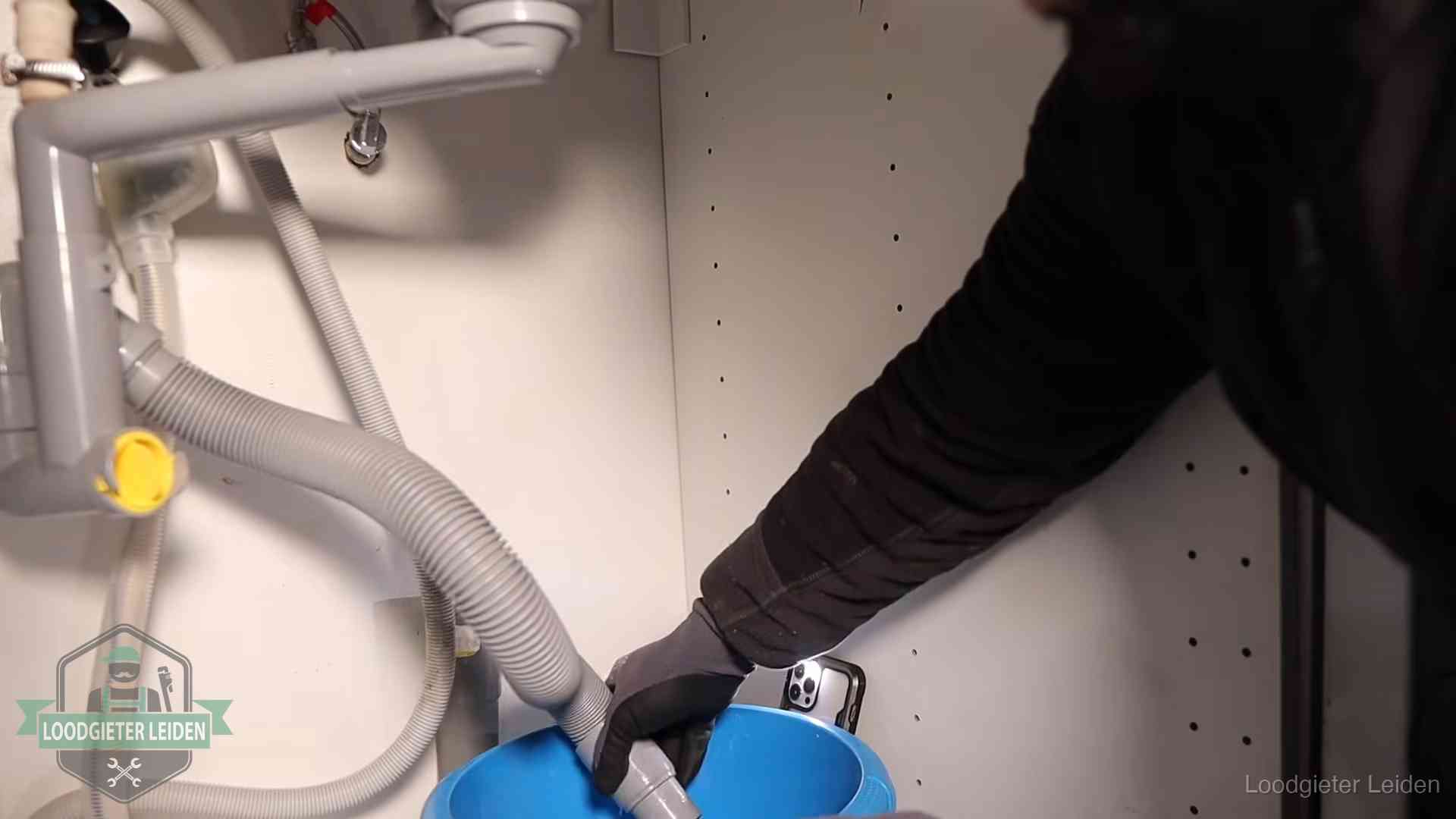 Zelf je afvoer legen in Leiden Afvoerslang loopt leeg in een emmer onder de gootsteen in Leiden, een klus die je zelf kunt doen