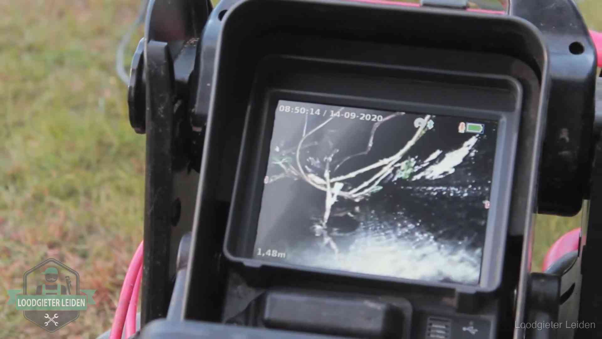 Camera-inspectie van het riool in Leiden Monitor van een rioolcamera toont wortelingroei in de rioolbuis bij een woning in Leiden