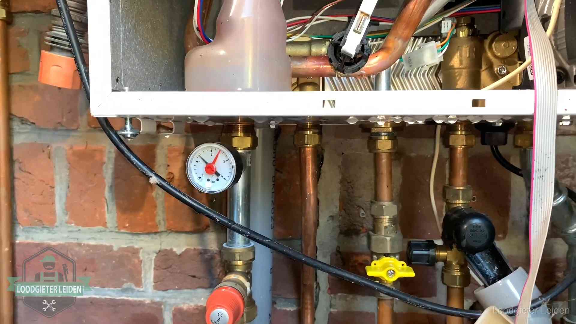 Manometer en aansluitleidingen onder een cv-ketel in Leiden bij controle op drukverlies