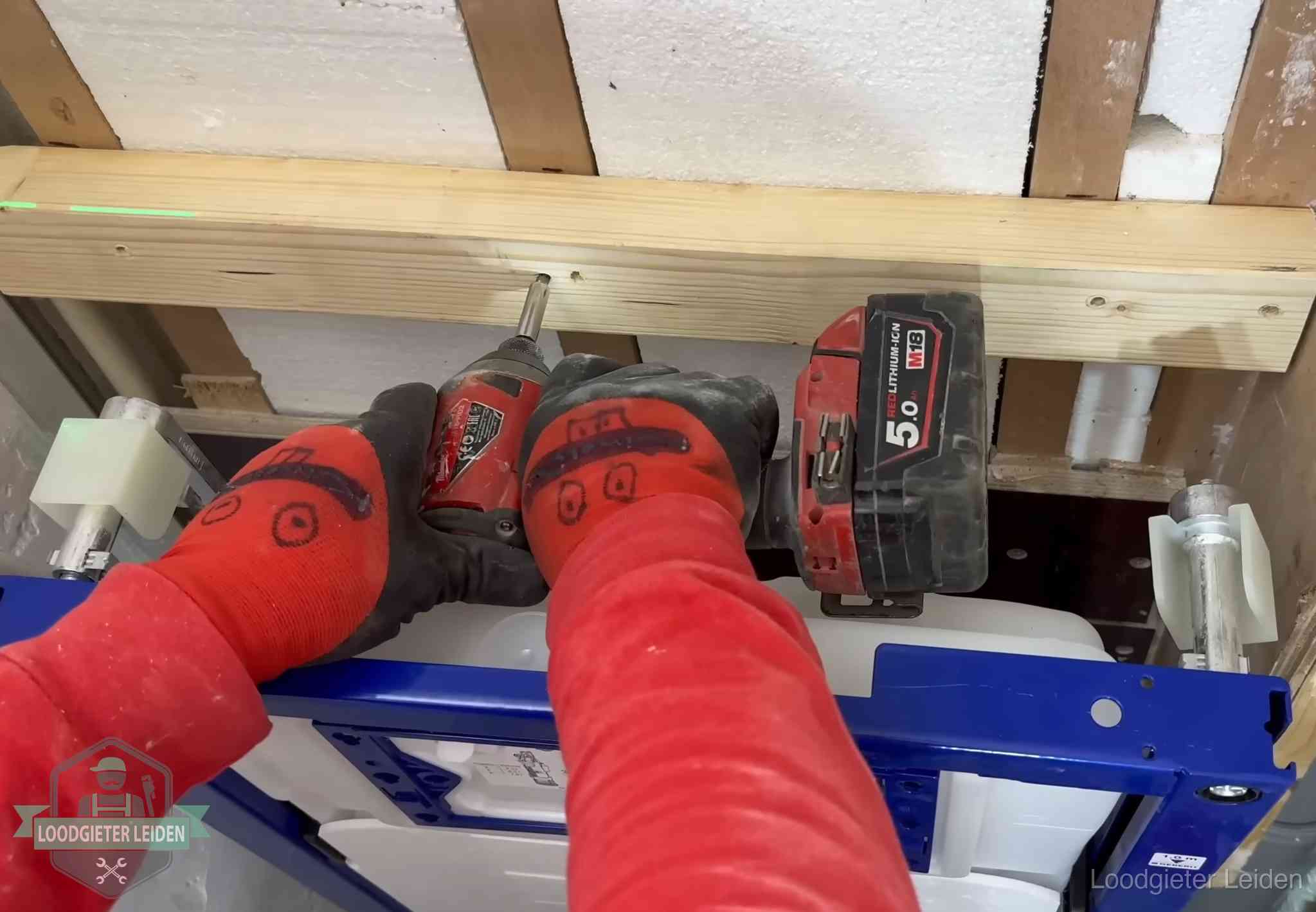 Fout in de wc-installatie opsporen in Leiden Monteur bevestigt een inbouwreservoir voor een hangend toilet in Leiden