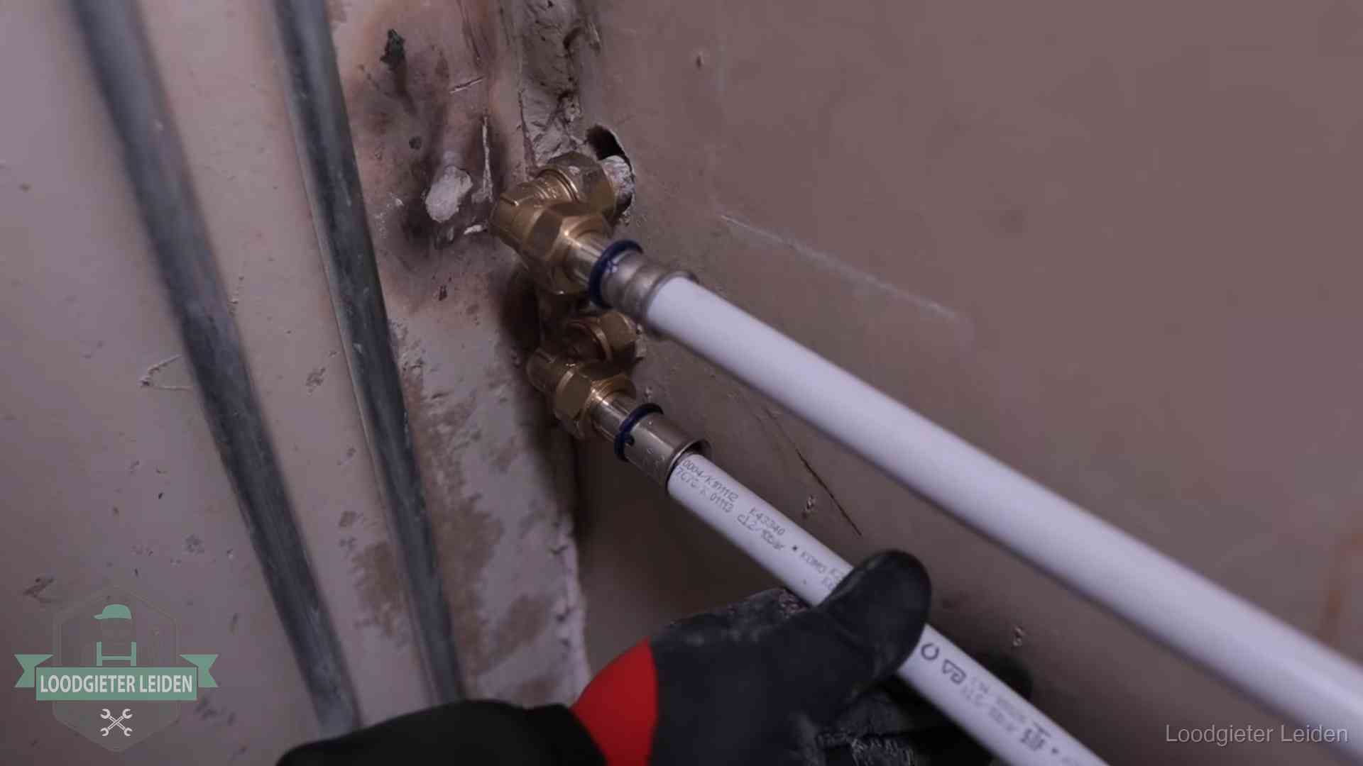 Kwaliteitsnormen voor loodgieterswerk in Leiden Meerlagenbuizen met keurmerk en rvs persfittingen op muuraansluitingen in Leiden