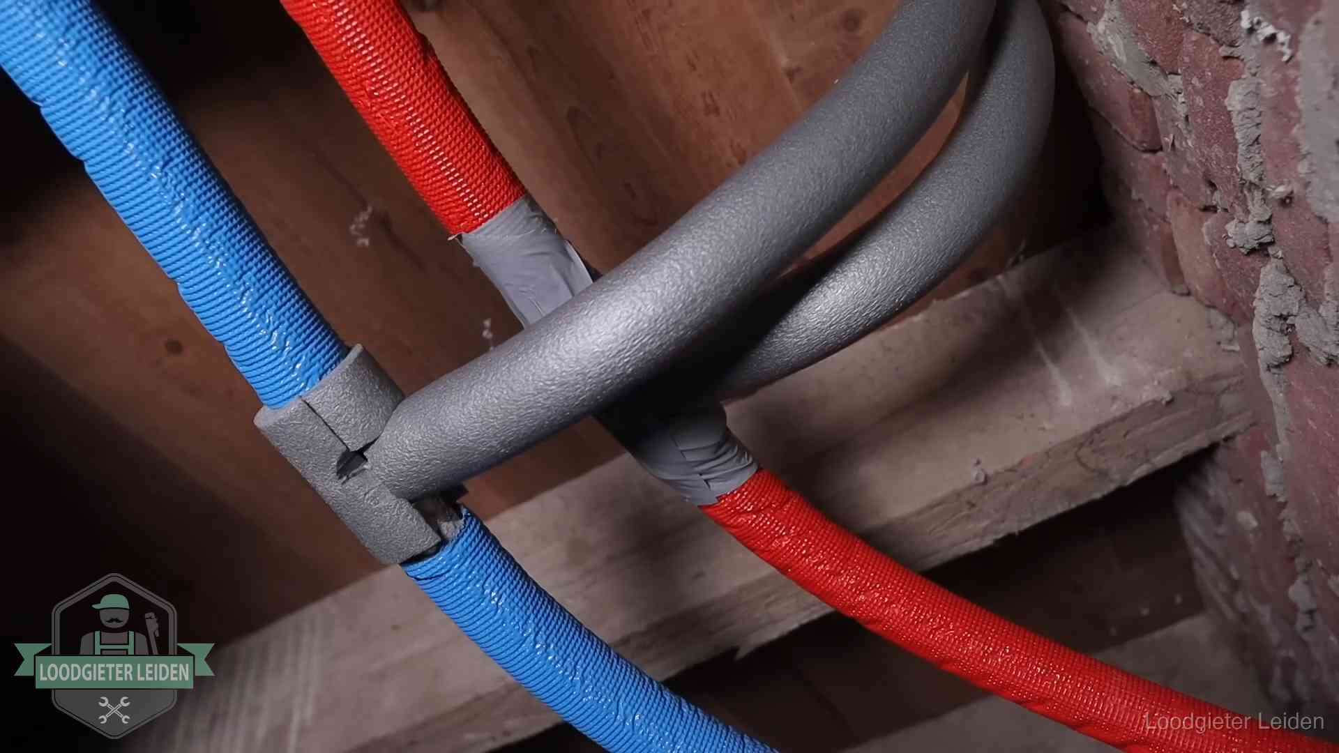 Geïsoleerde waterleidingen langs houten balken tegen bevriezing in Leiden