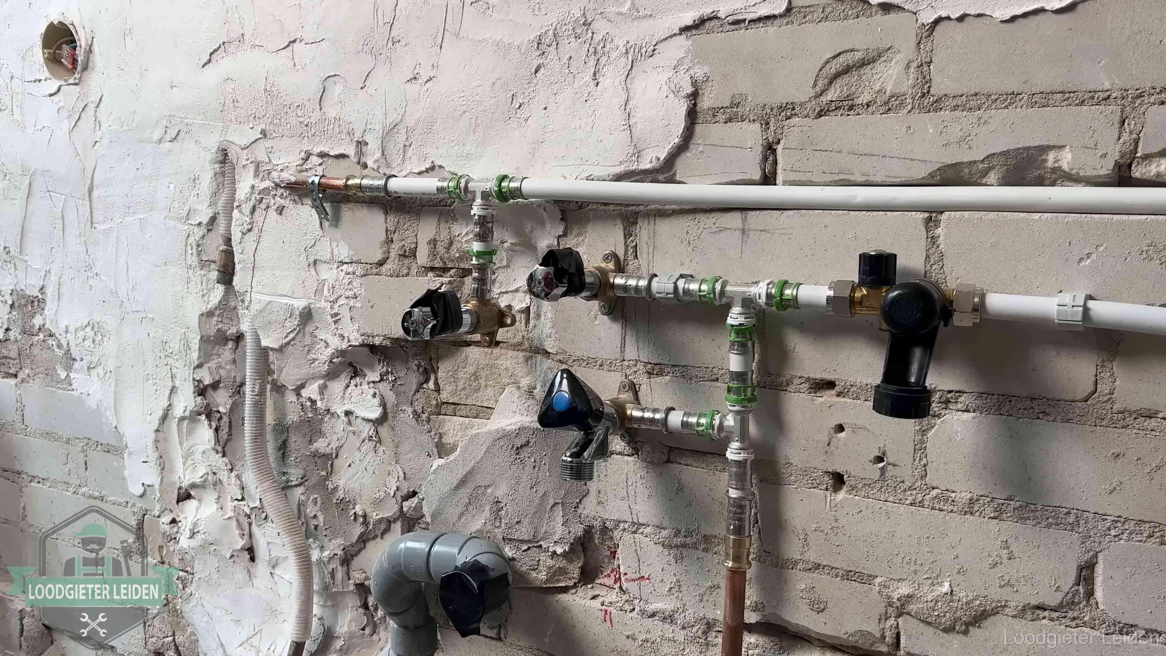Diensten van ons loodgietersbedrijf in Leiden Nieuw aangelegd leidingwerk met persfittingen tijdens een verbouwing in Leiden