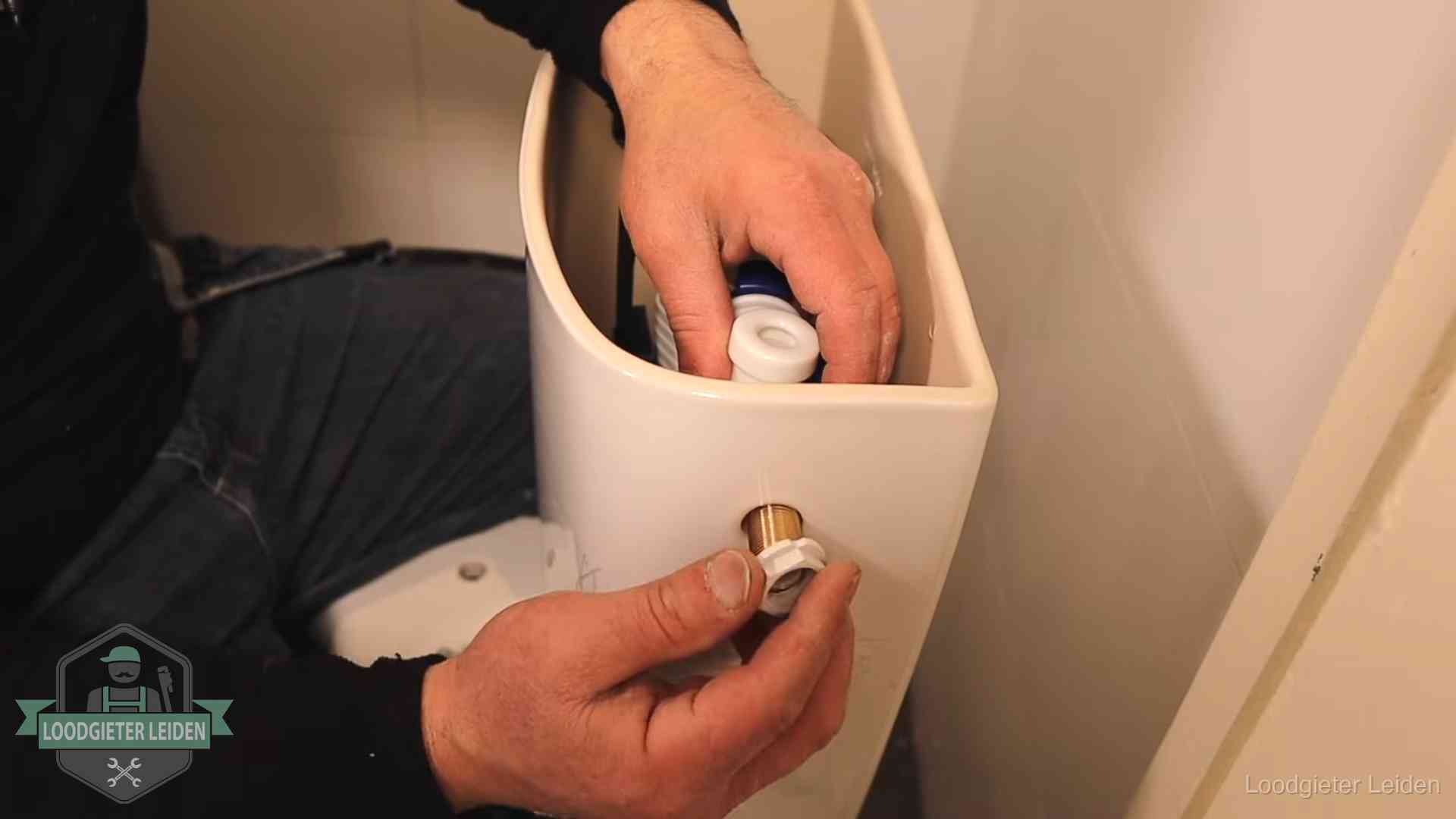 Loodgieter voor je verstopte wc in Leiden Loodgieter monteert de vlotterkraan van een stortbak bij een toilet in Leiden