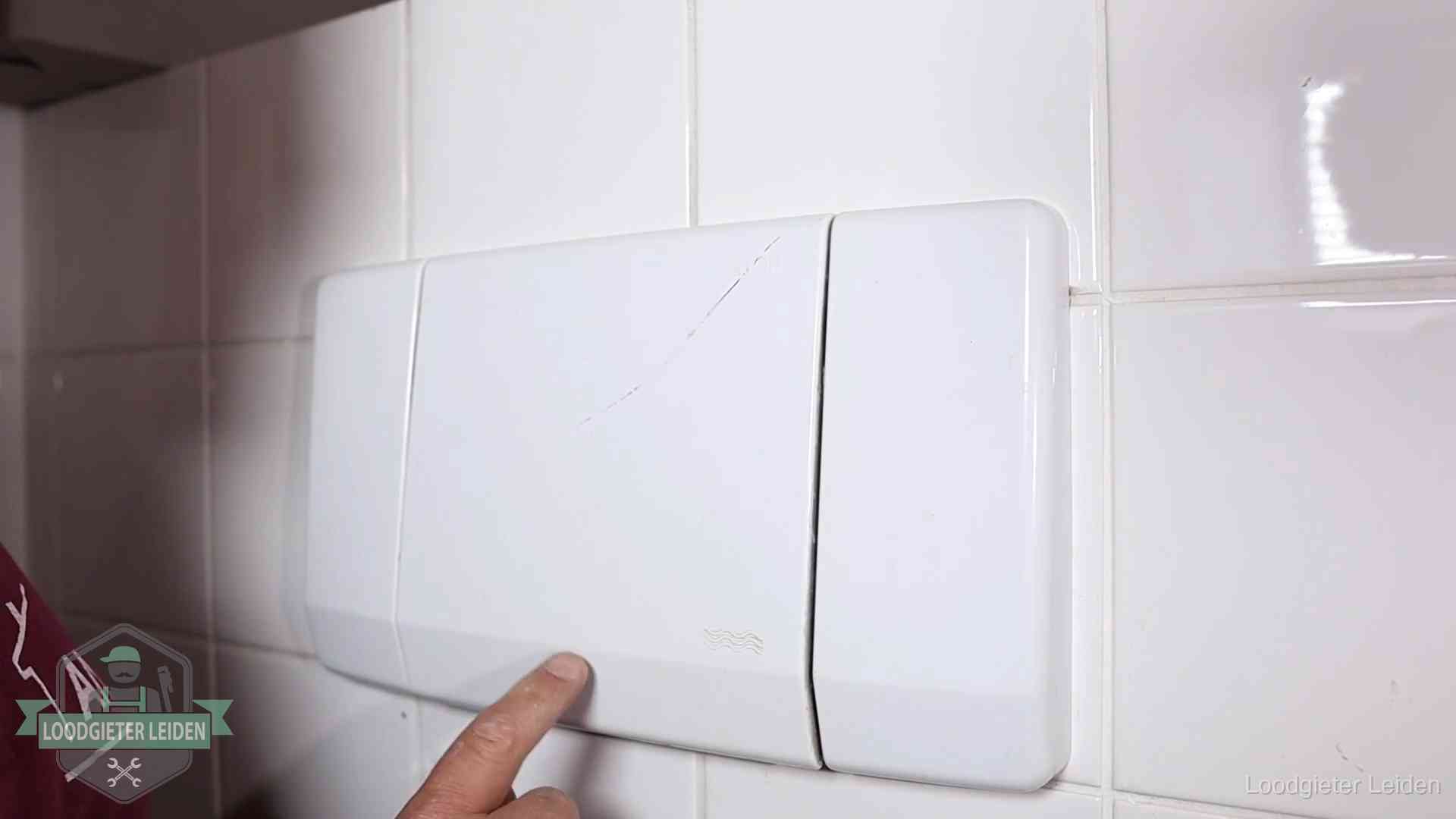 Oorzaken van een verstopte wc in Leiden Bedieningspaneel van een inbouwreservoir van een hangend toilet in Leiden