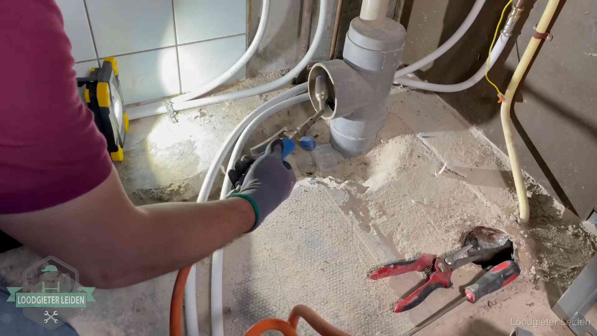 Standleiding en gedeelde leidingen in Leiden Loodgieter werkt aan leidingen bij een pvc-standleiding in een appartement in Leiden