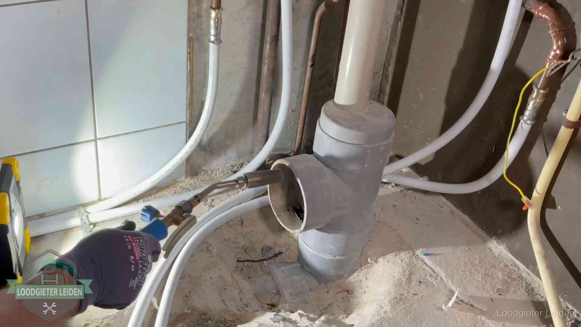 Verstopping in een huurwoning in Leiden Loodgieter werkt aan leidingen bij de pvc-standleiding van een huurwoning in Leiden
