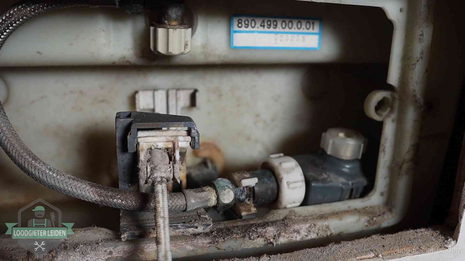 Stortbak en spoelmechanisme in Leiden Verkalkt binnenwerk van een stortbak met vlotterkraan in Leiden