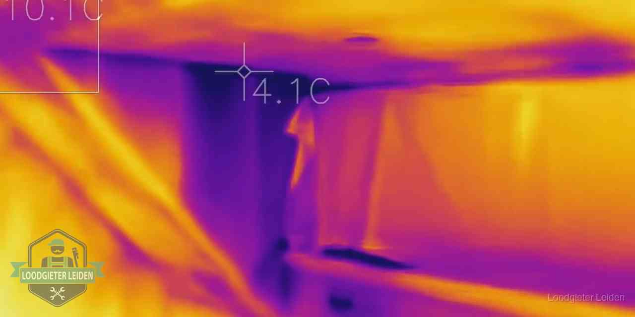 Warmtebeeldopname van een vloerconstructie tijdens lekdetectie in Leiden
