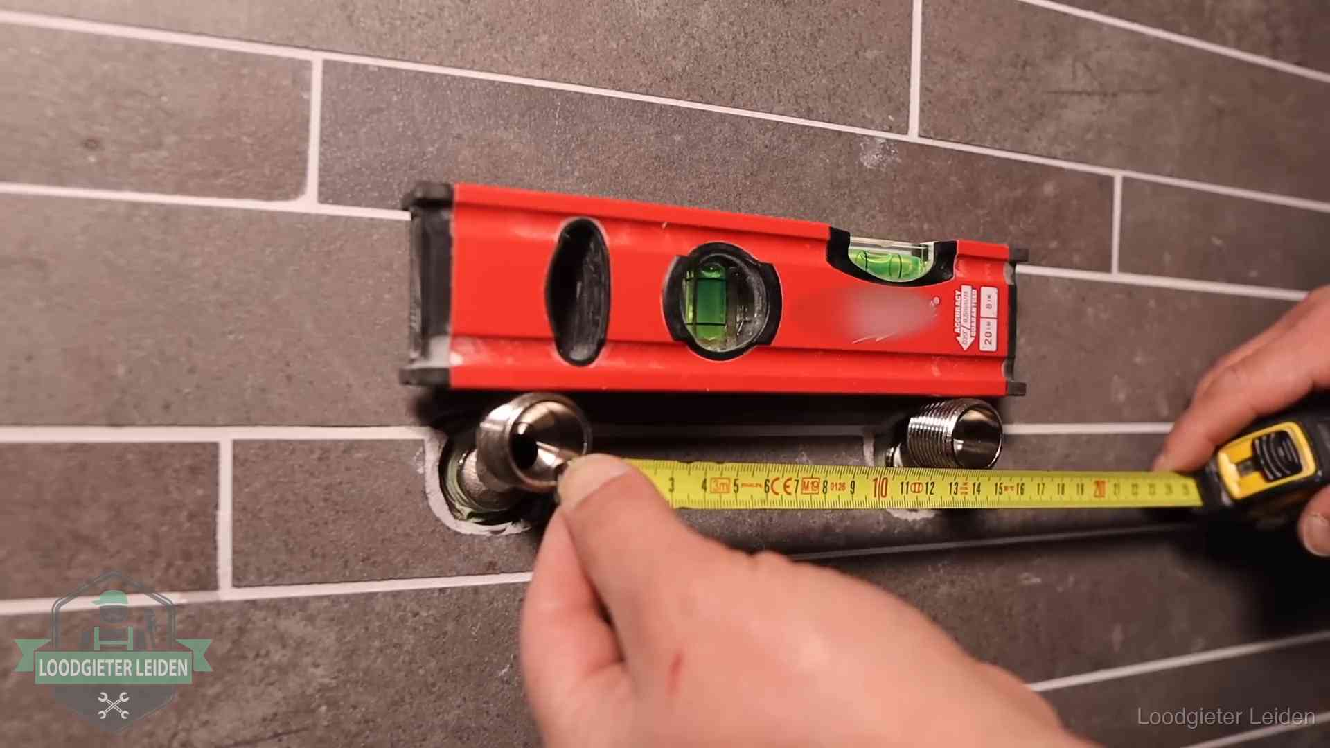 Kwaliteit en je vangnet als klant in Leiden Waterpas en duimstok bij kraan-aansluitpunten in een badkamer in Leiden