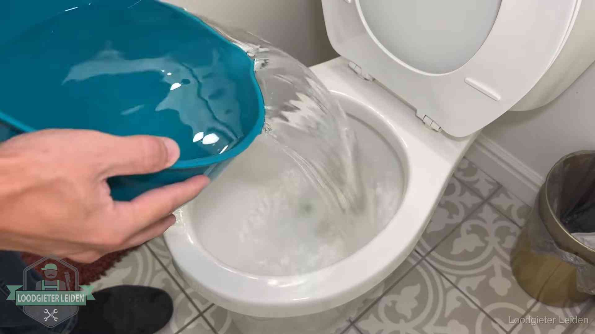 De warm-water-methode in Leiden Warm water wordt voorzichtig in de wc-pot gegoten in Leiden