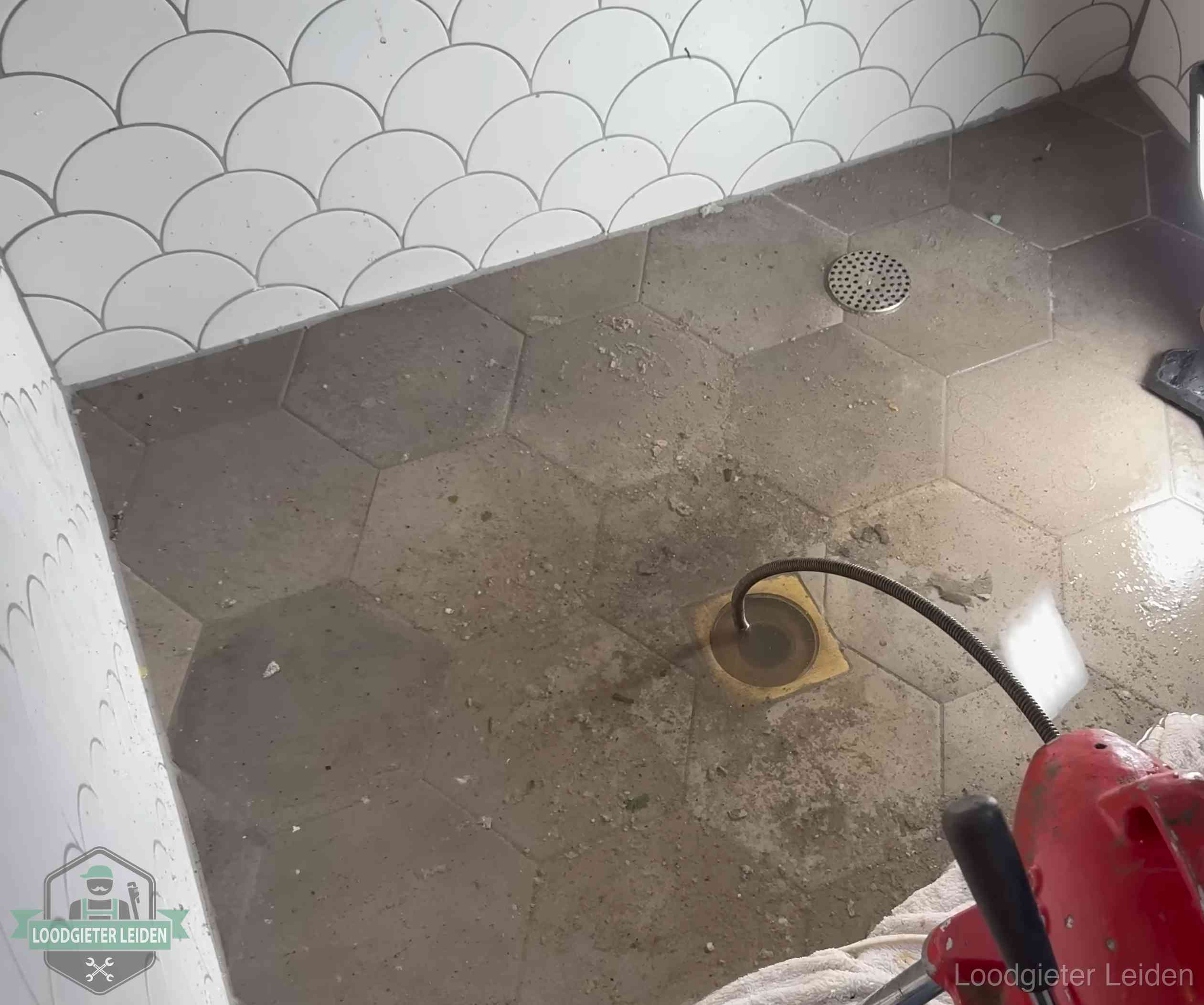 Stank uit wc of vloerput in Leiden Vloerput met waterslot in een badkamer in Leiden, een bron van stank als het waterslot droogstaat
