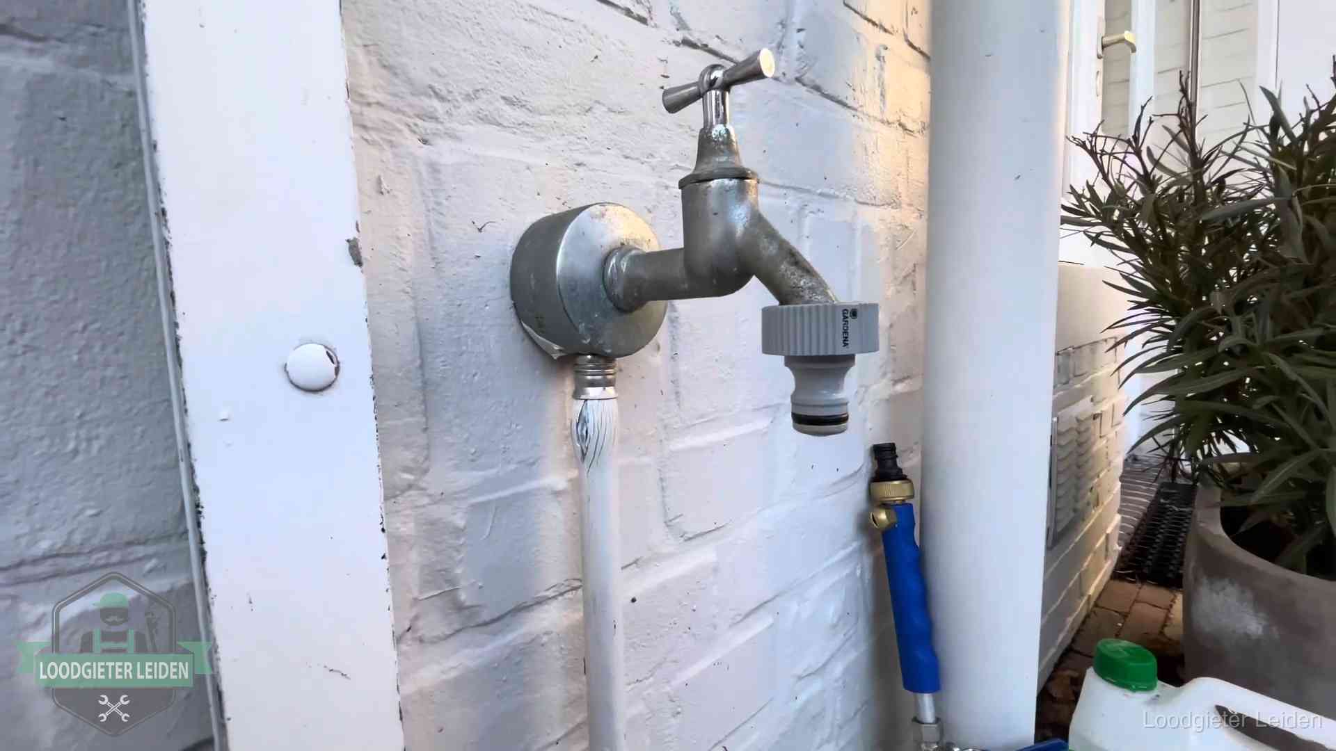 Buitenkraan met slangaansluiting bij een woning in Leiden, sluipverbruik zie je terug op de waterrekening
