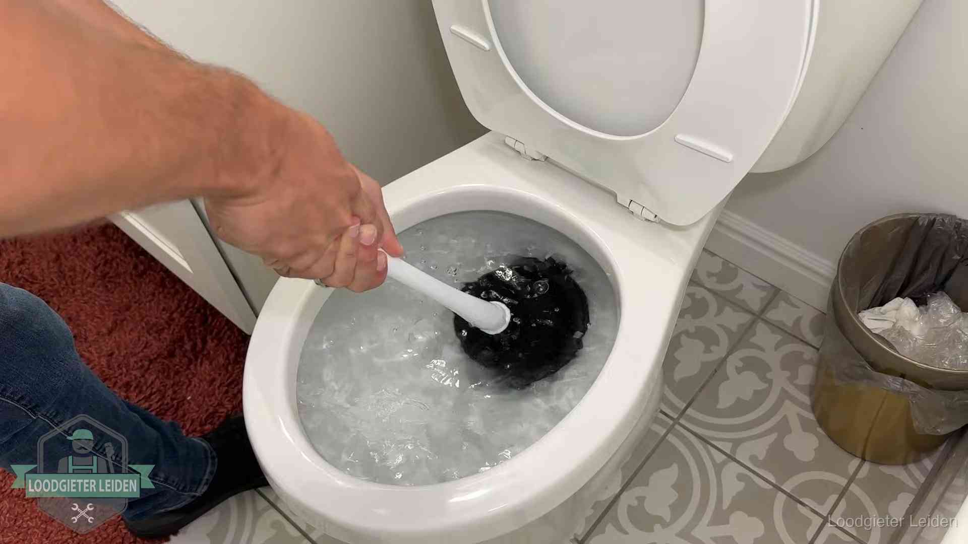 Zelf je wc ontstoppen in Leiden Zelf de wc ontstoppen met een plopper in Leiden, het water kolkt in de pot